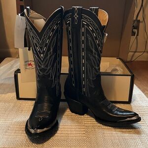 BNWT Idyllwind Woman’s Retro Rock Western  Black Round-Toe Cowboy Boots- 7 1/2 B